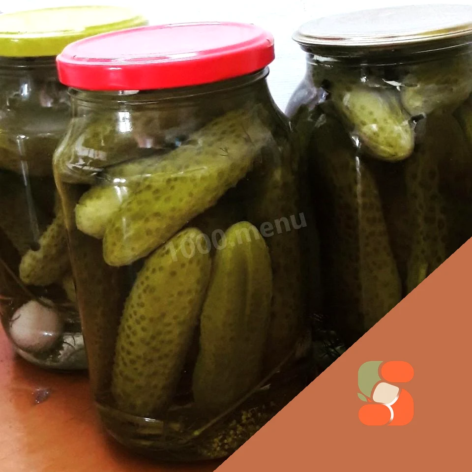 Маринованные огурцы в банках с гвоздикой