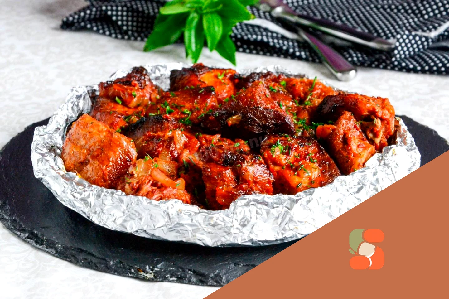 М'ясо шматочками в духовці на деку