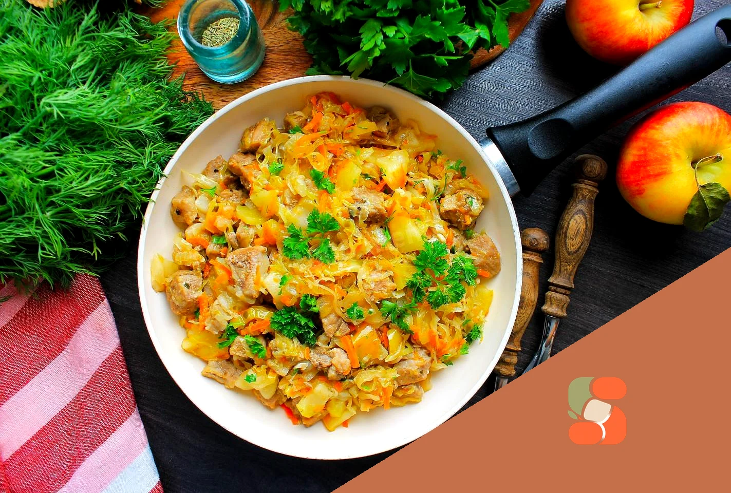 М'ясо з капустою та яблуками тушковане