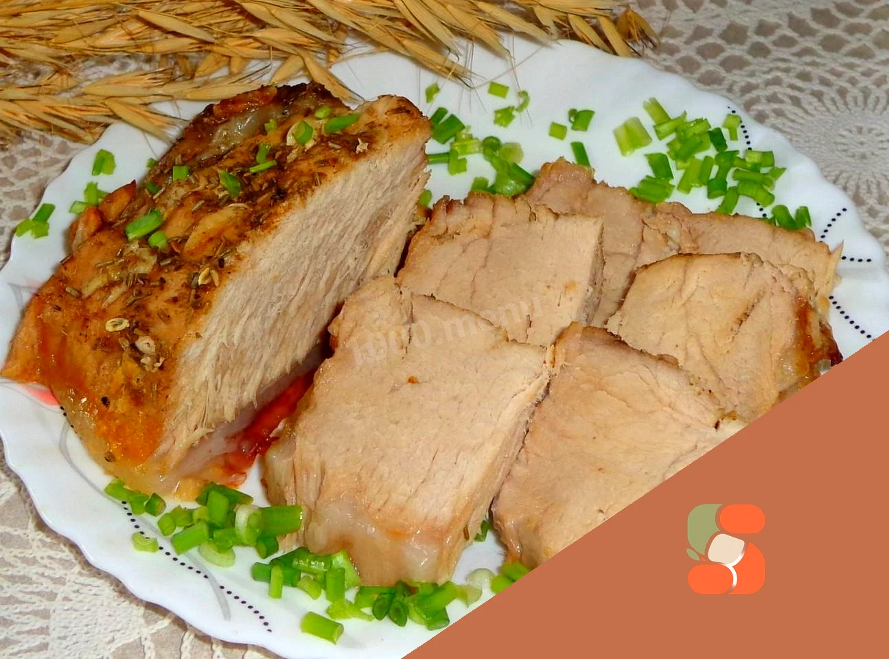 М'ясо з розмарином, запечене в духовці.