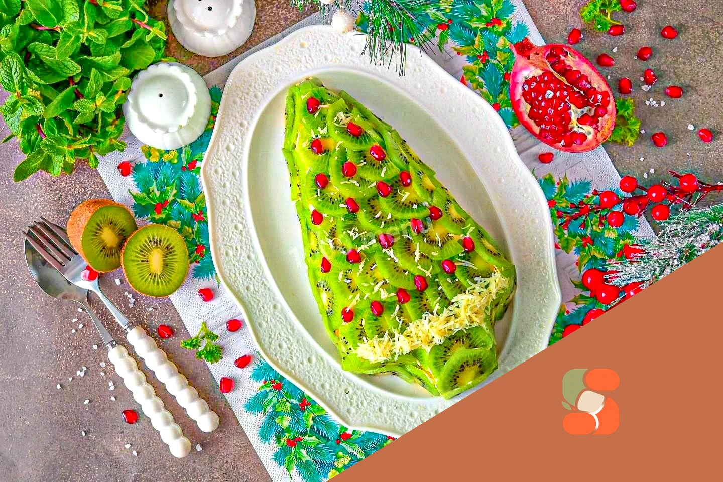 Новогодний салат Елочка с киви и курицей