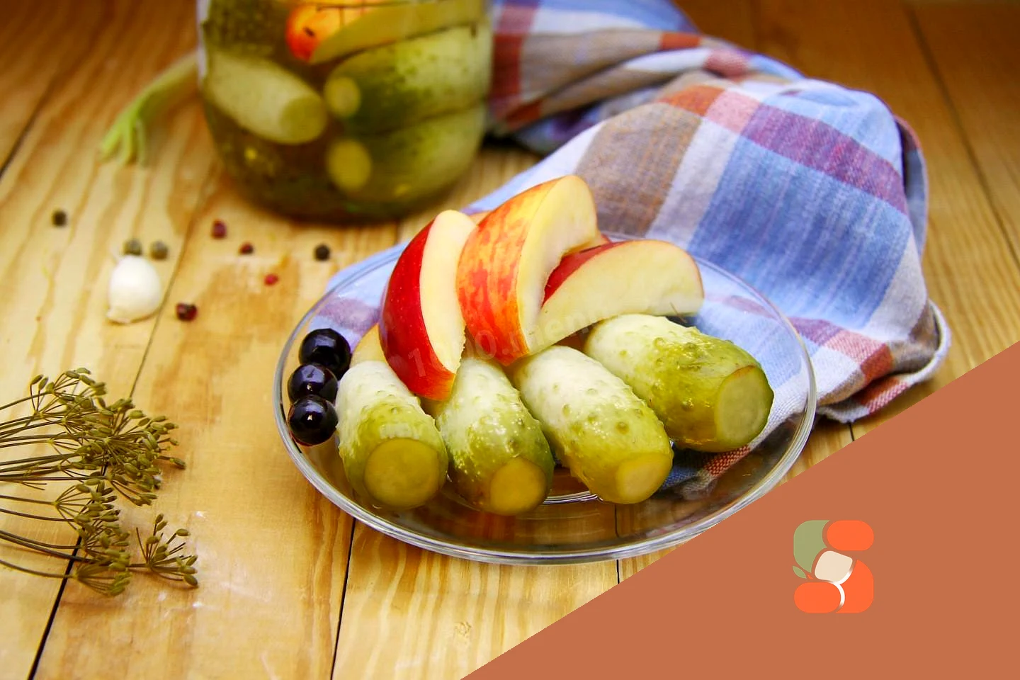 Огурцы с яблоками на зиму маринованные