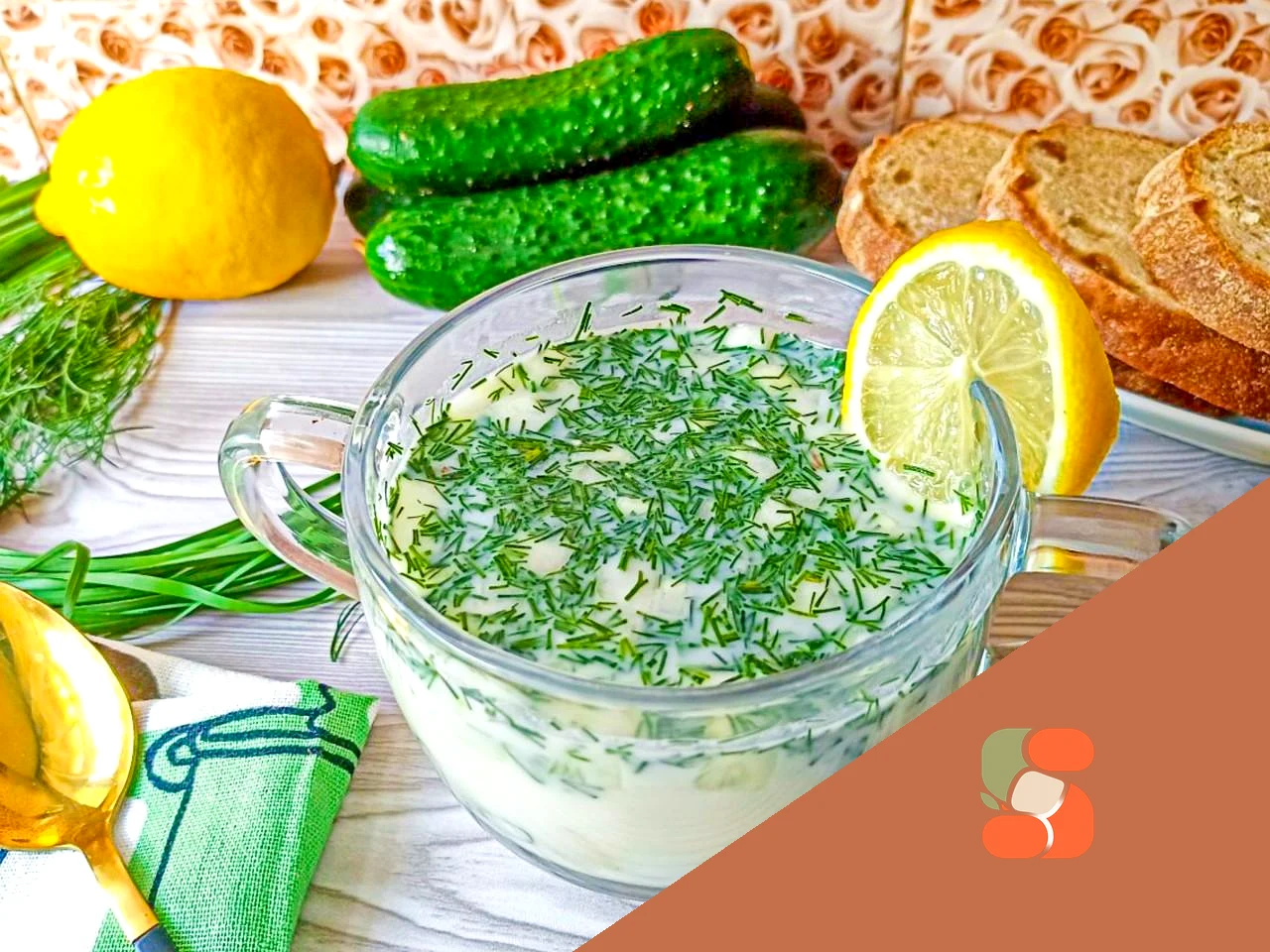 Окрошка на кефірі з мінеральною водою