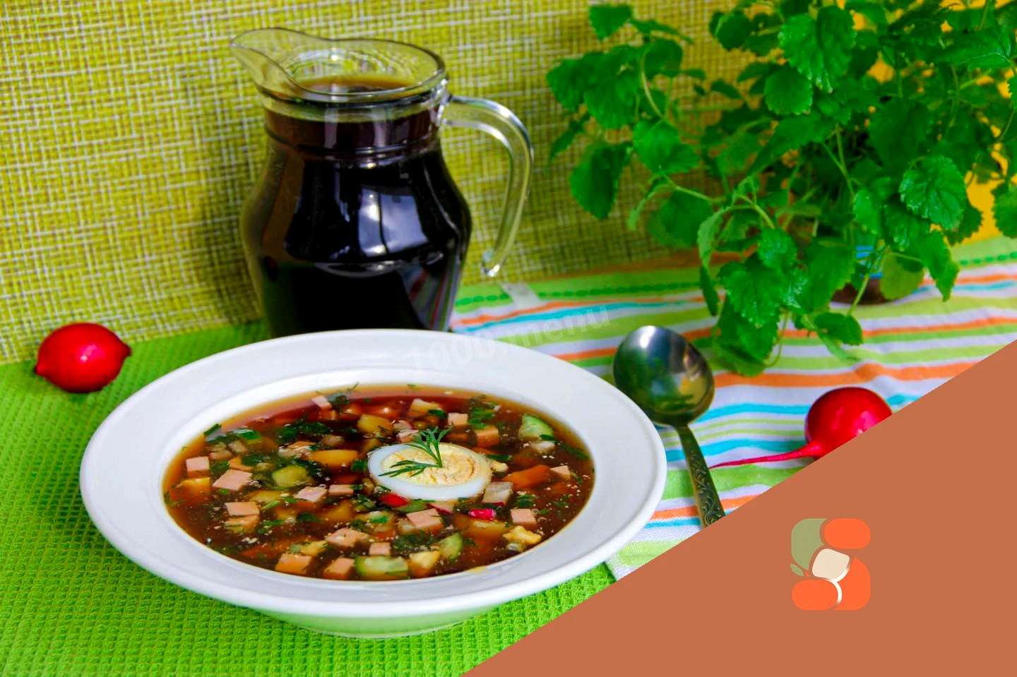 Окрошка із зеленим горошком на квасі з ковбасою