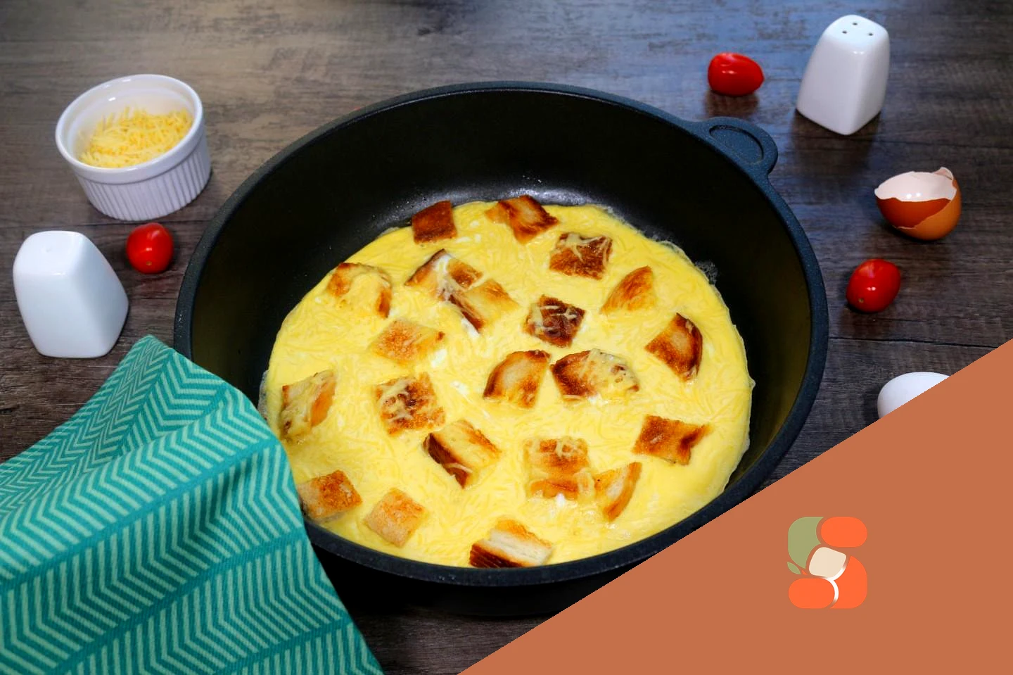 Омлет із хлібом на сковороді