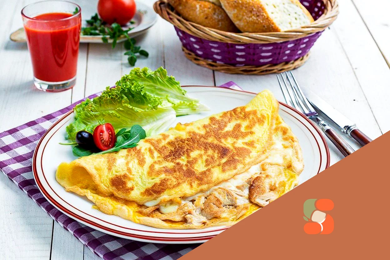 Омлет з куркою та сиром на сковороді