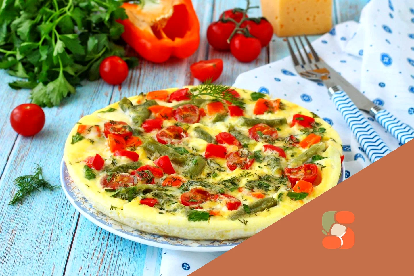 Омлет із овочами сиром та зеленню на сковороді