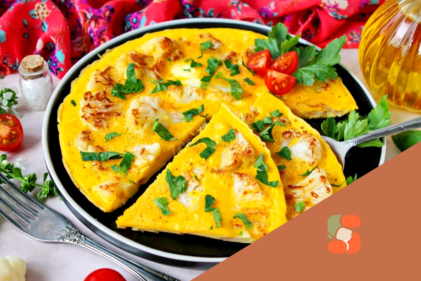 Омлет із цвітною капустою на сковороді