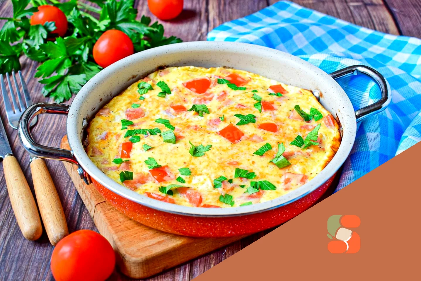 Омлет з шинкою та сиром на сковороді