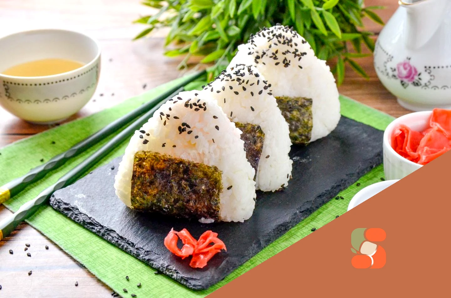 Онігірі з лососем та огірком