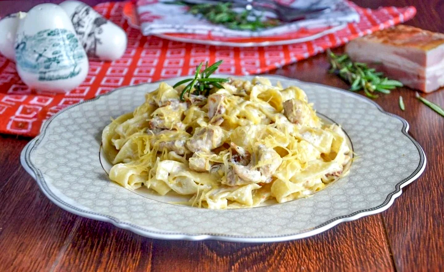 Паста Карбонара без яєць з куркою та беконом у вершках