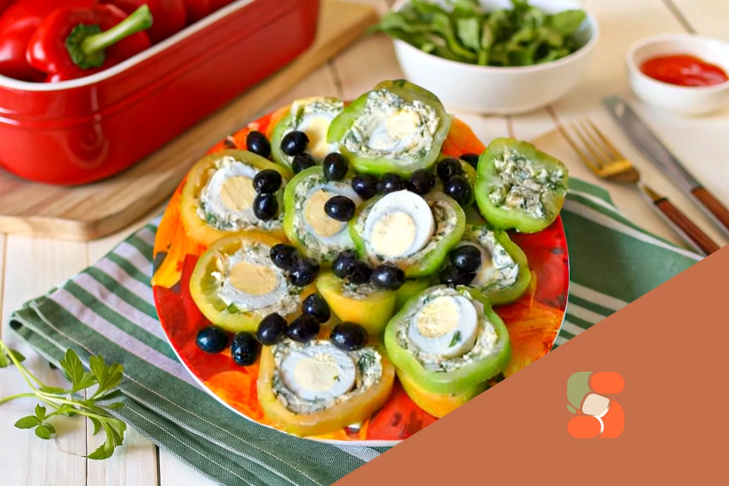 Перец фаршированный яйцом и сыром закуска