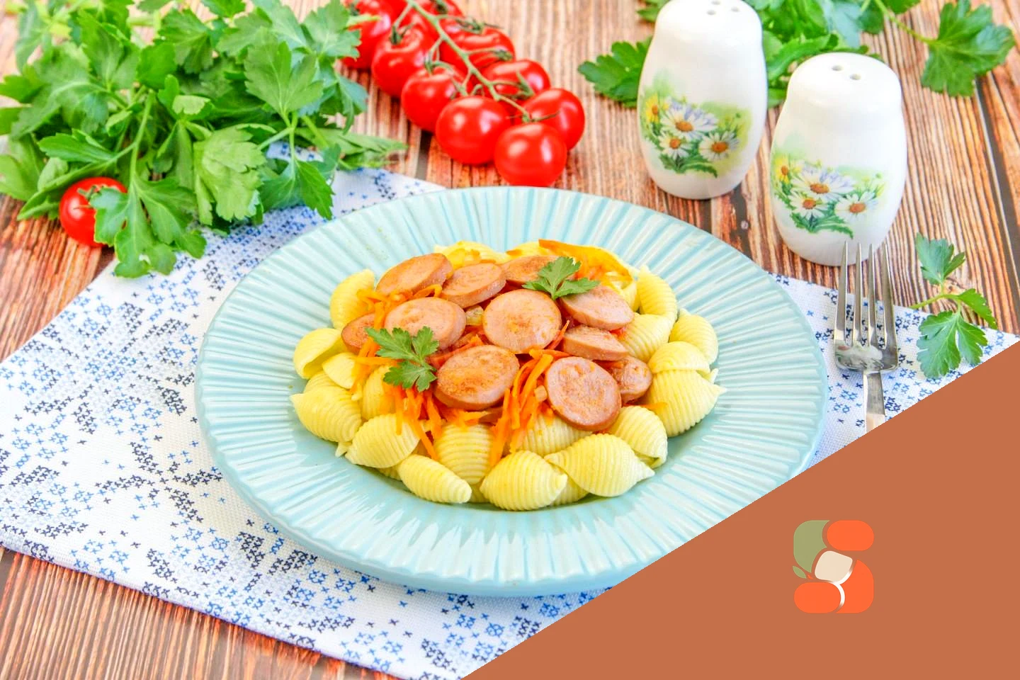 Підливу з сосисок до макаронів з цибулею та морквою