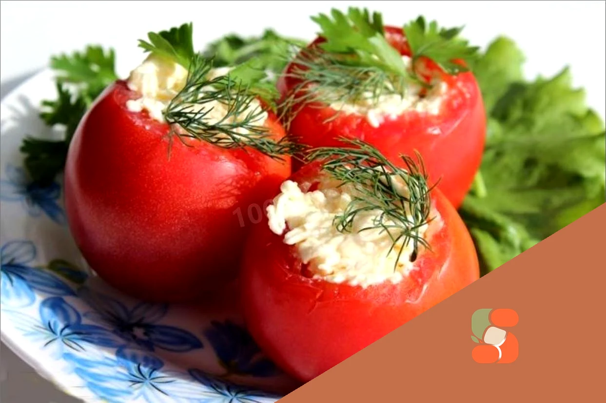 Помідори фаршировані зеленню, плавленим сиром та часником