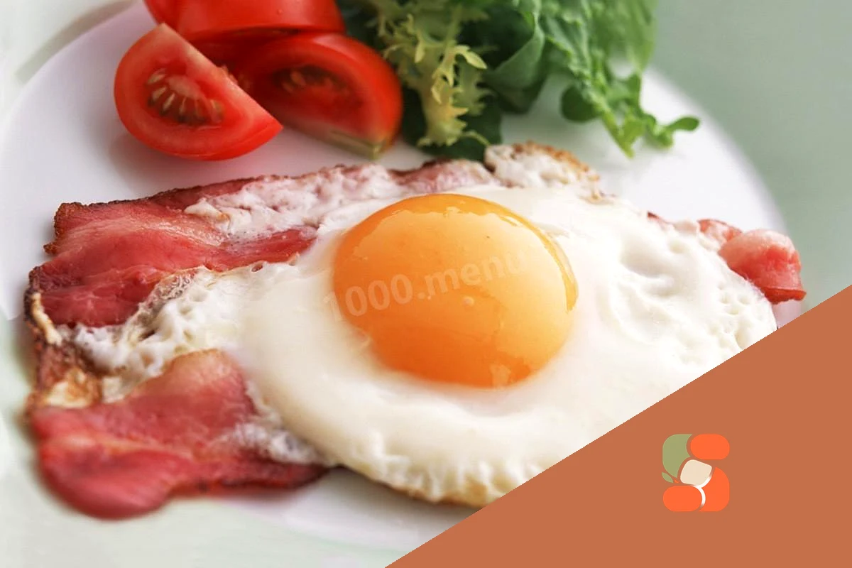 Правильна яєчня з беконом