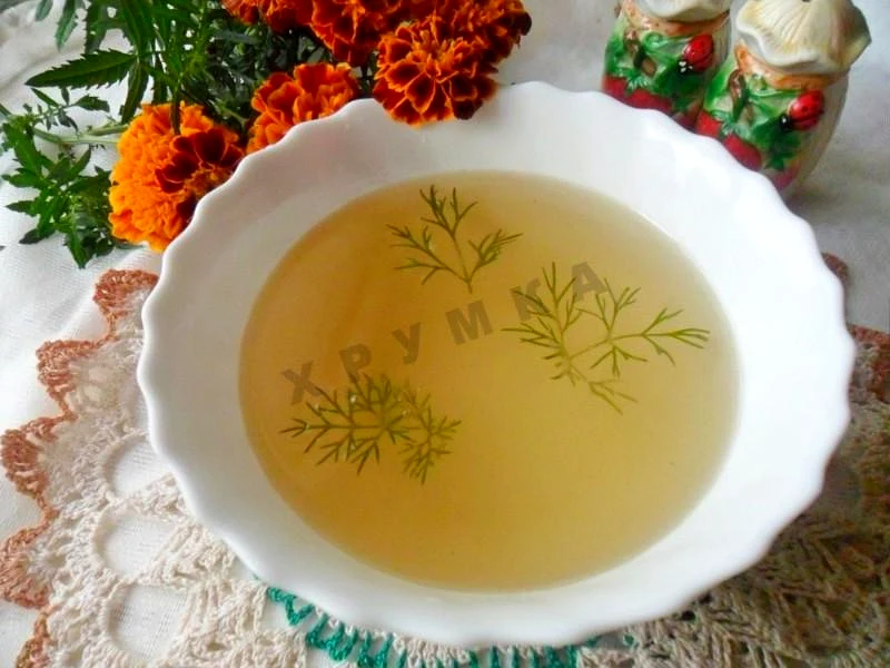 Прозорий м'ясний бульйон зі свинини