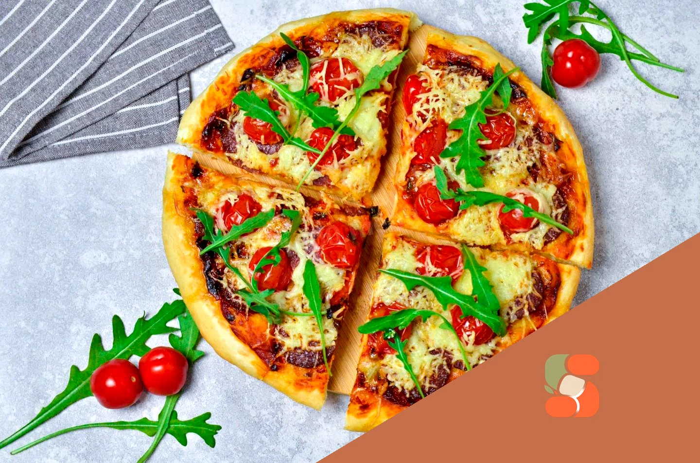 Піца в духовці з ковбасою, сиром та помідорами