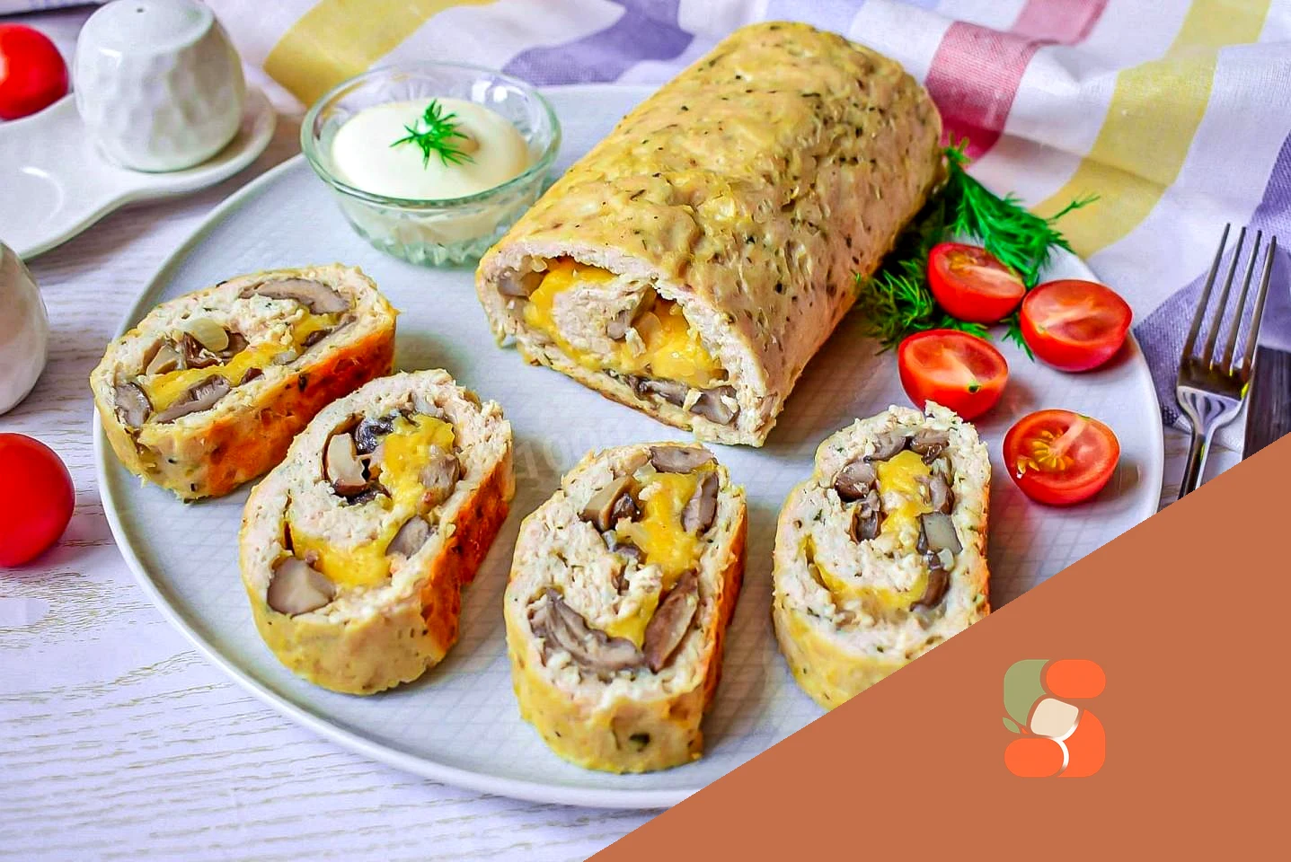 Рулет з фаршу курячого в духовці