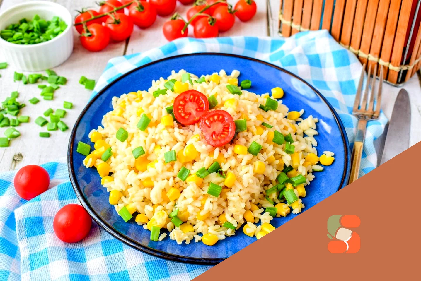 Рис с кукурузой и яйцом жареный