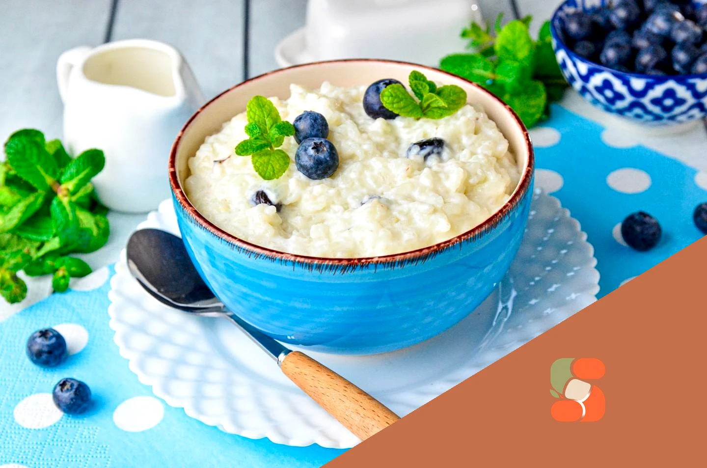 Рисова каша з родзинками та молоком