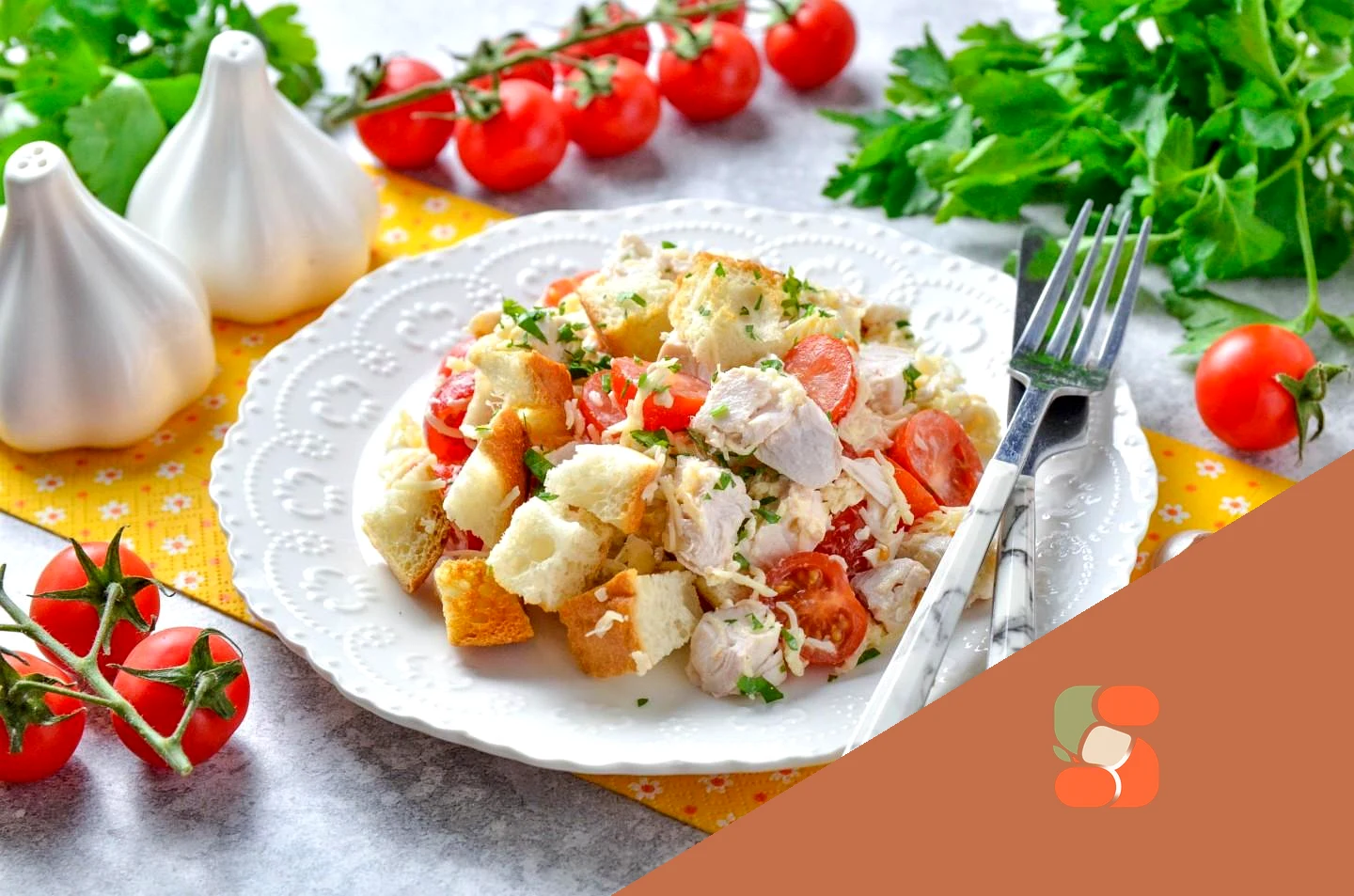 Салат баварський з куркою сухариками та помідорами.