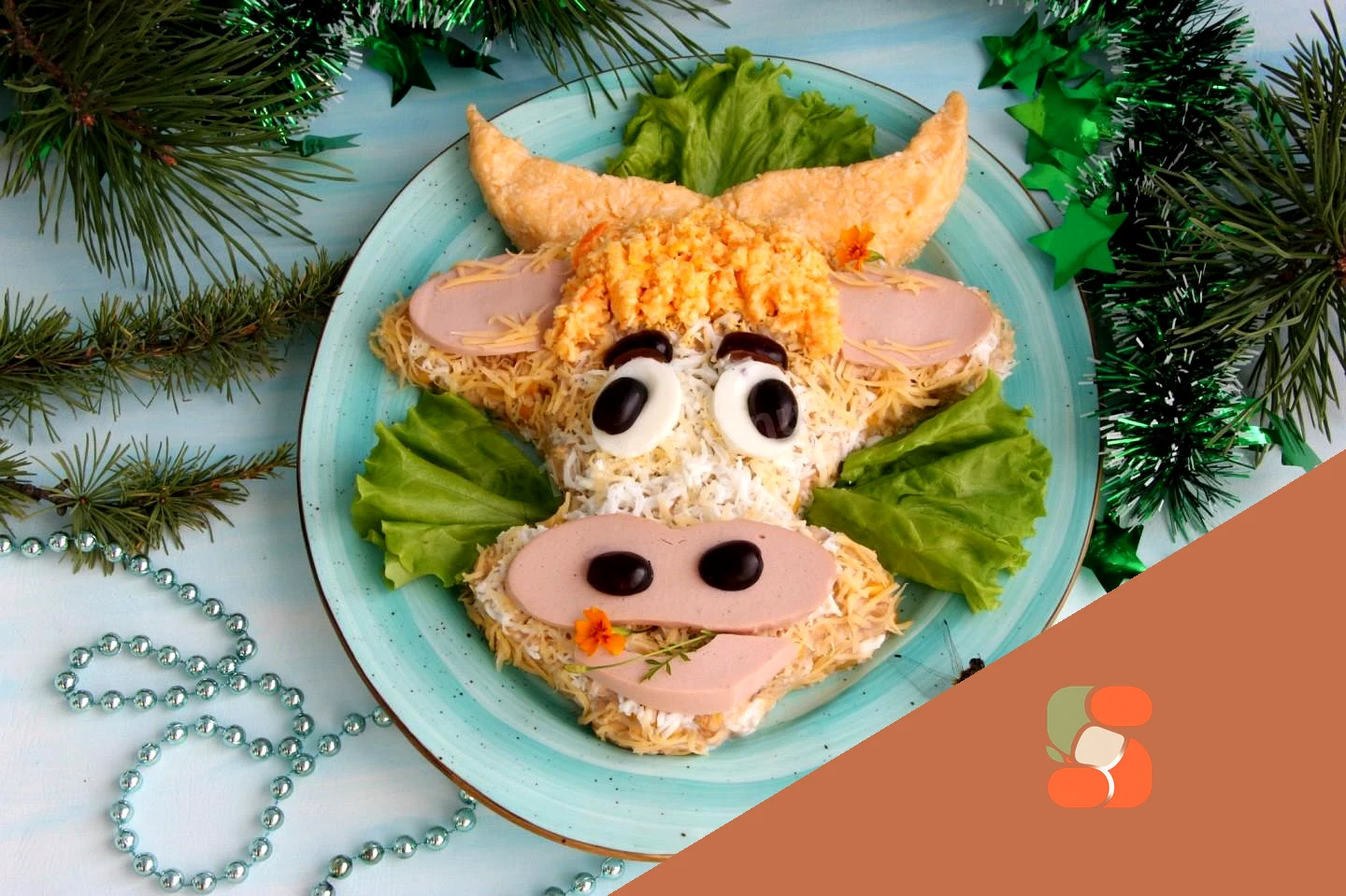 Салат Бык с курицей и ананасами