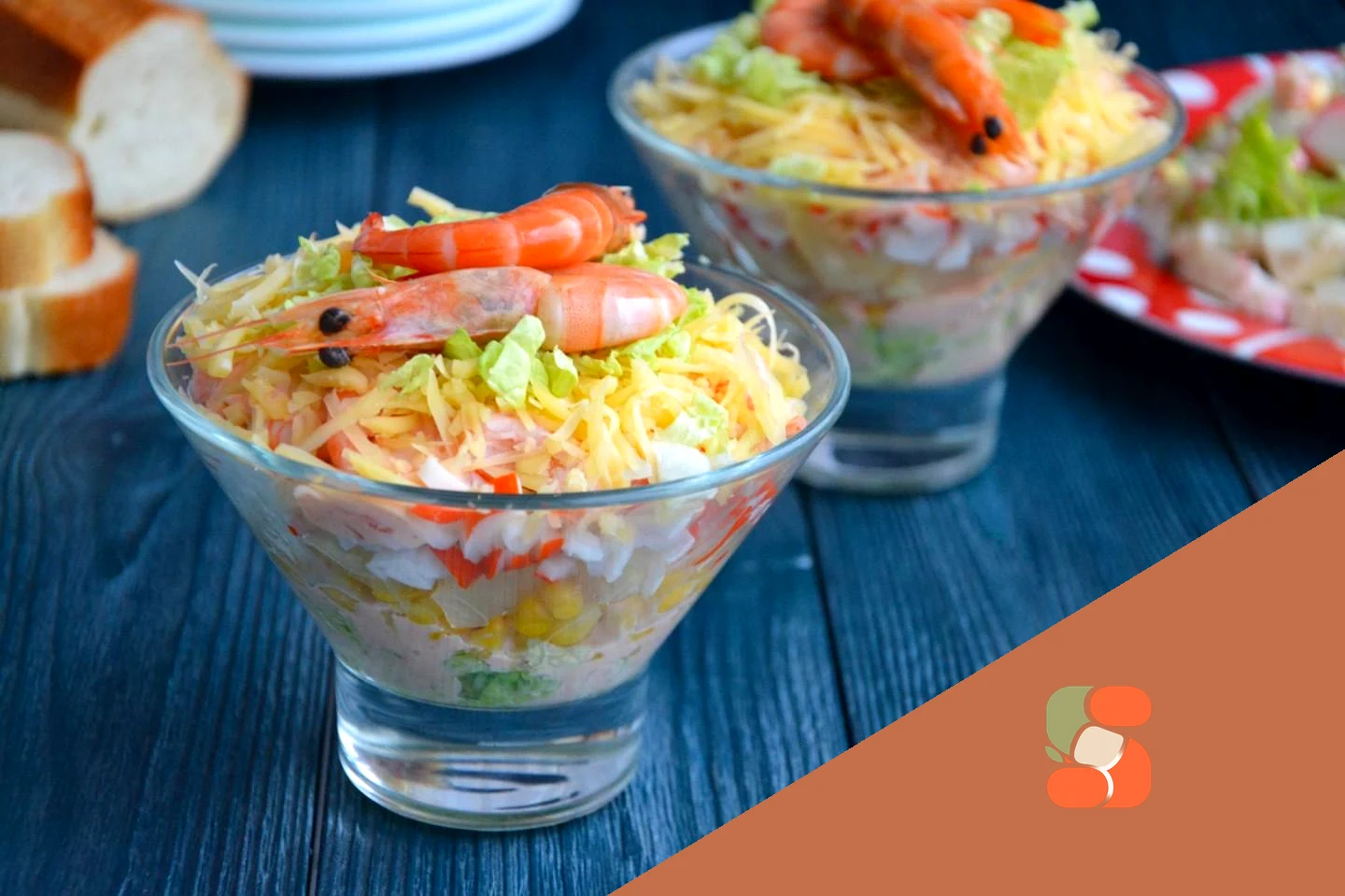 Салат коктейль с сыром креветками и ананасами