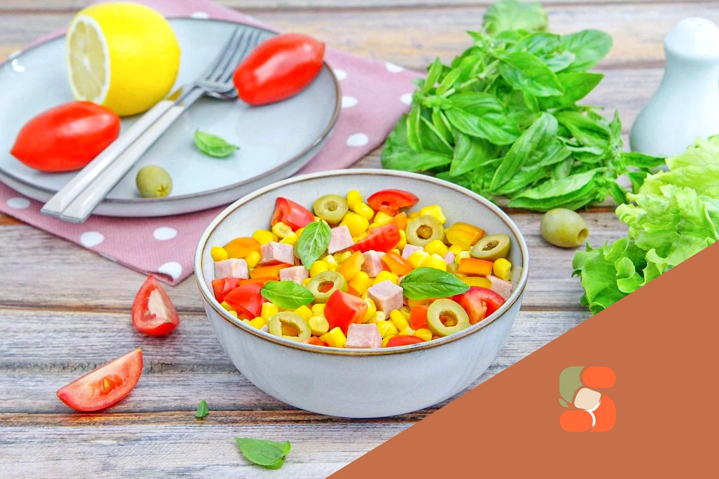 Салат ковбаса кукурудза помідор