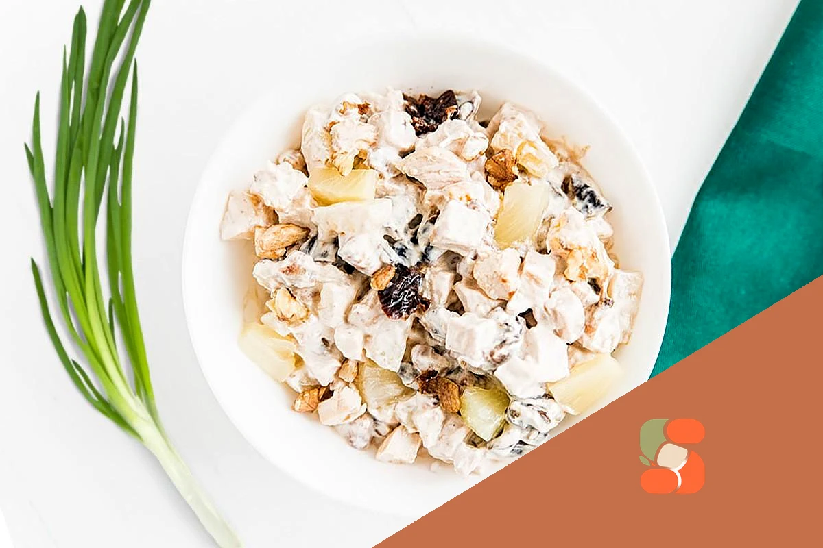 Салат курица с ананасами и черносливом и грецким орехом