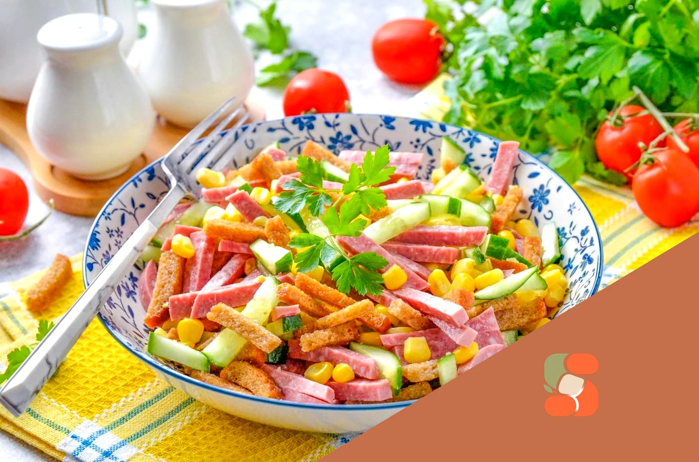Салат огурец кукуруза кириешки колбаса