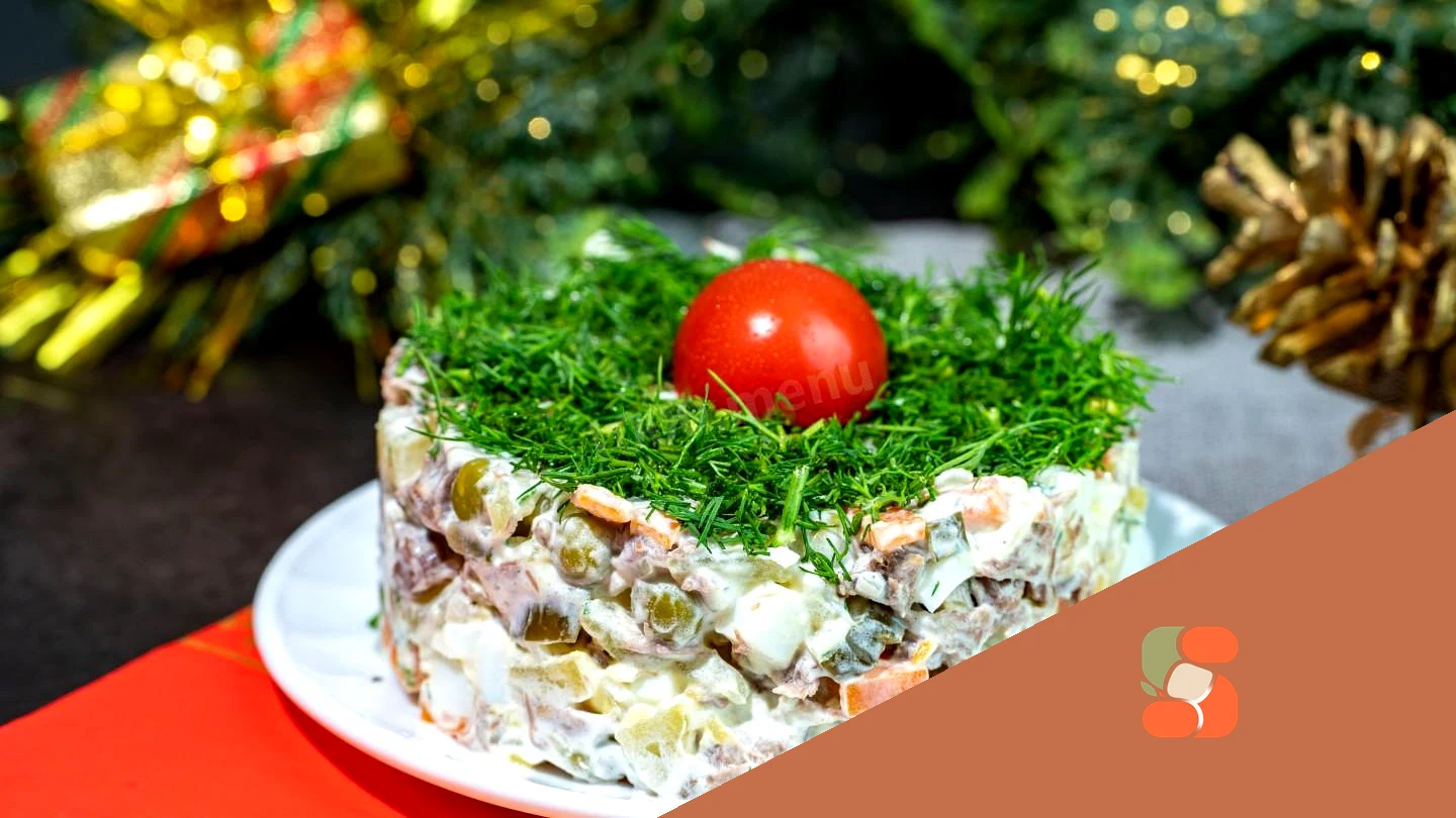 Салат Оливье с овощами и говядиной под соусом