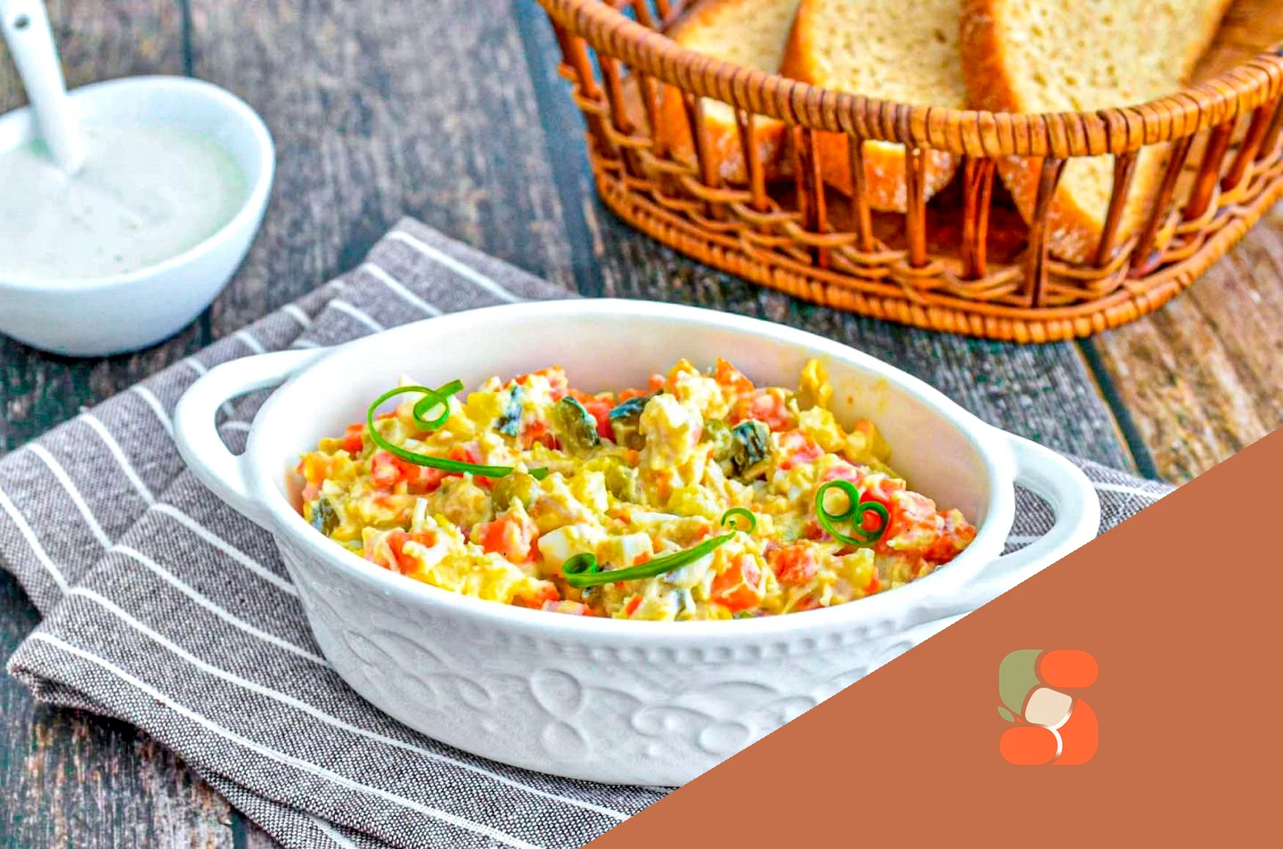 Салат ПП Оливье без майонеза с йогуртом и курицей
