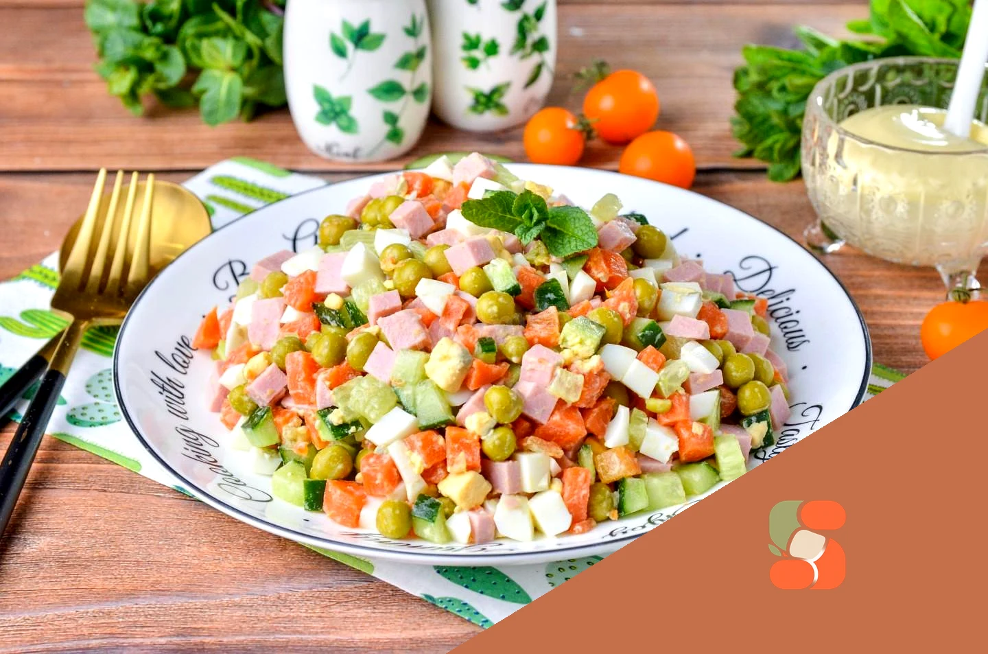 Салат с горошком и колбасой