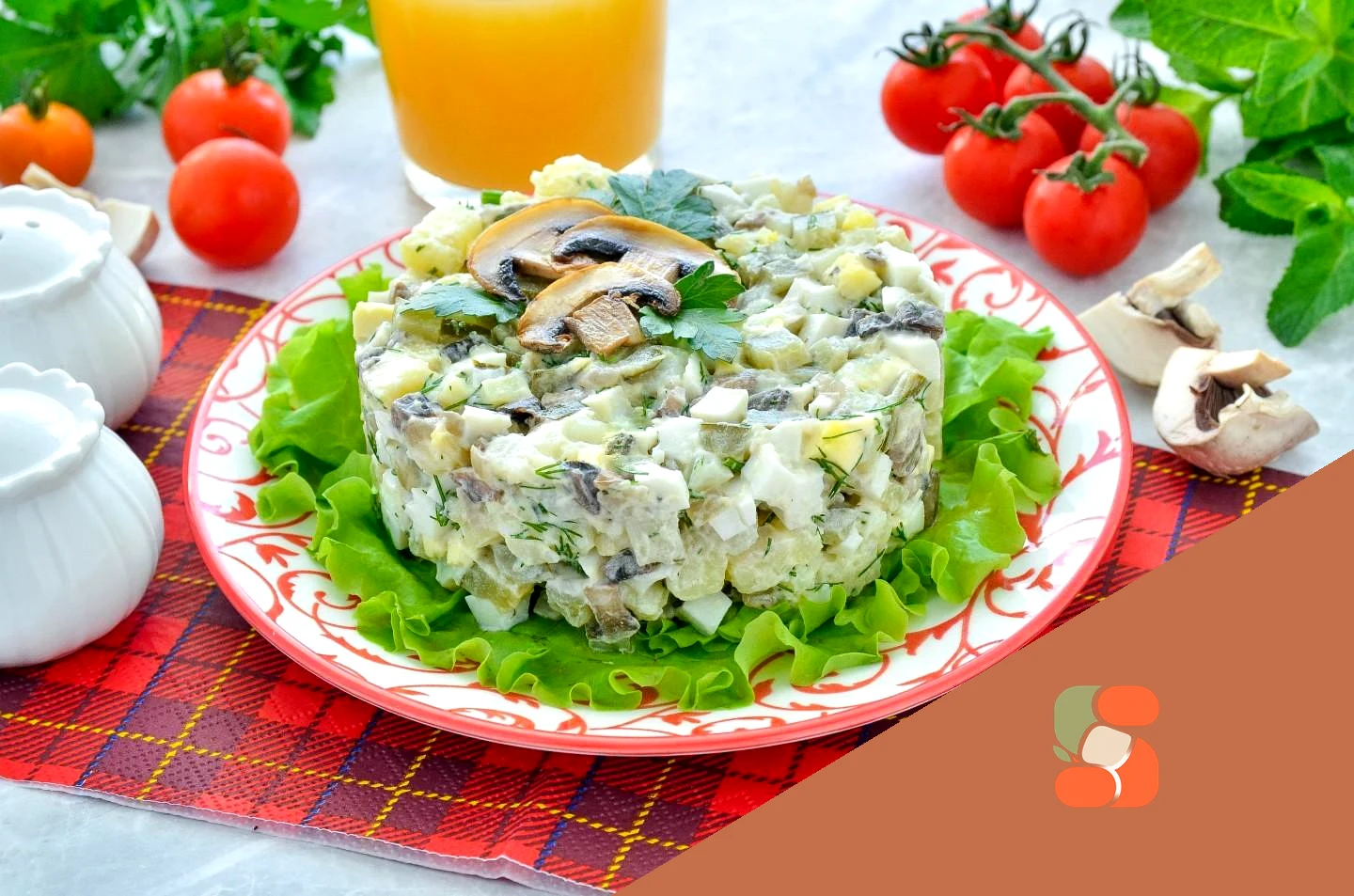 Салат с грибами и солеными огурцами
