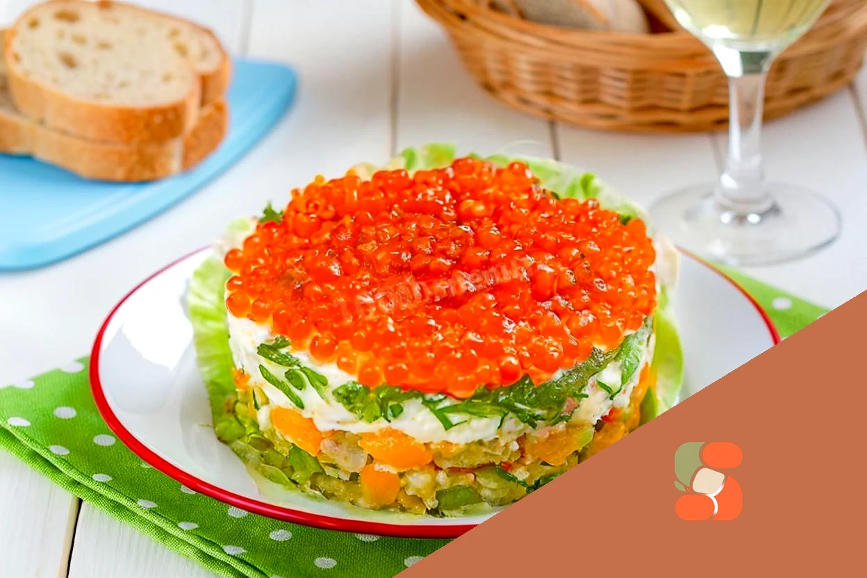 Салат с кальмарами и красной икрой морской