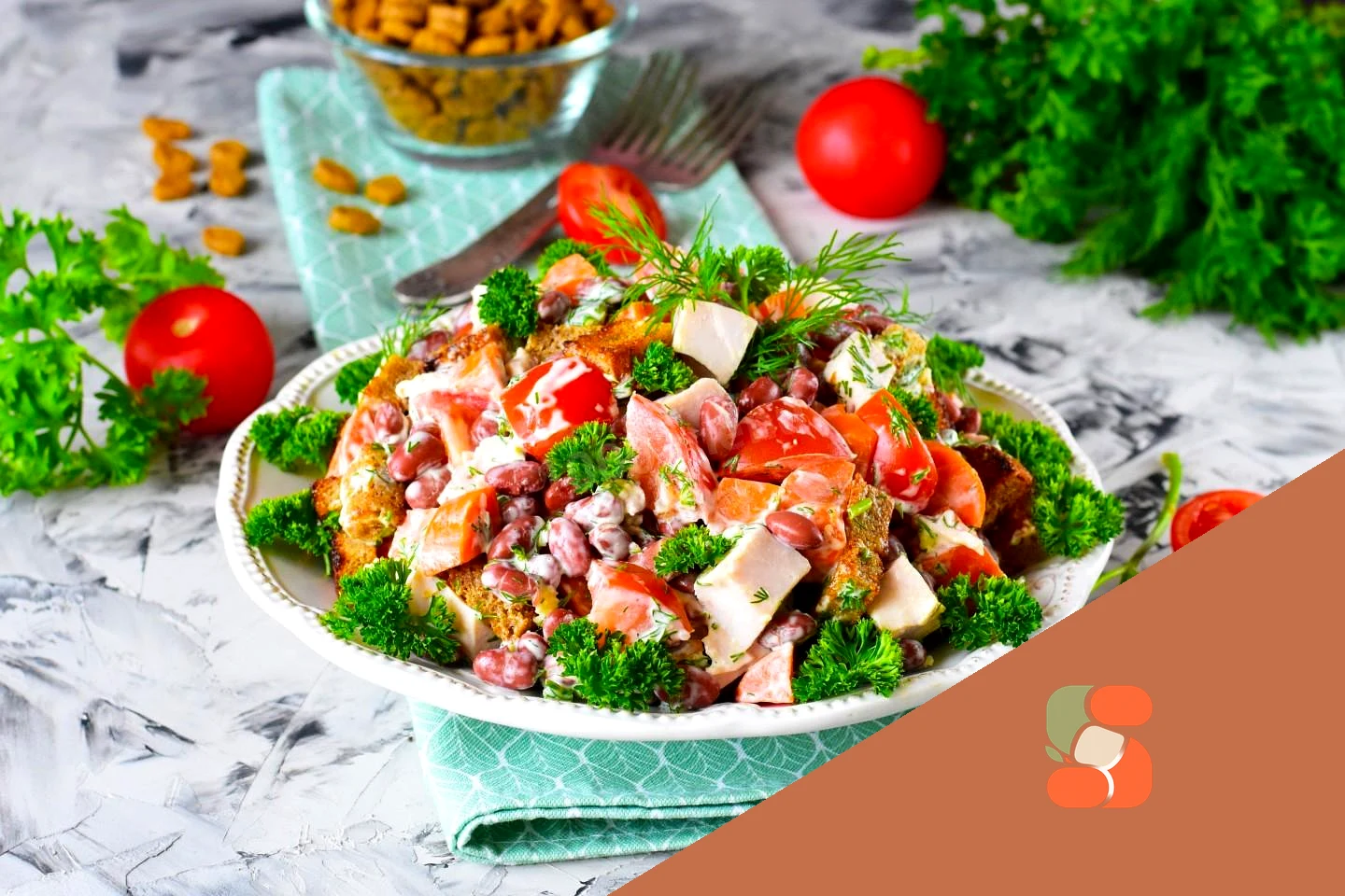 Салат з копченою грудкою квасолею та сухариками