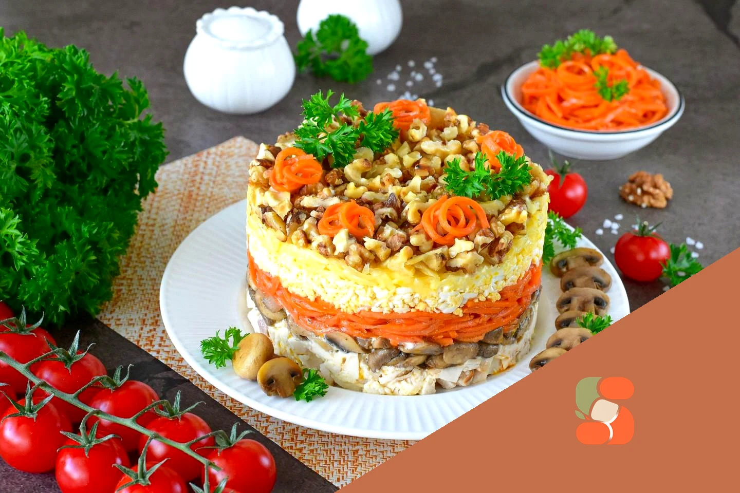 Салат с копченой курицей и грецкими орехами
