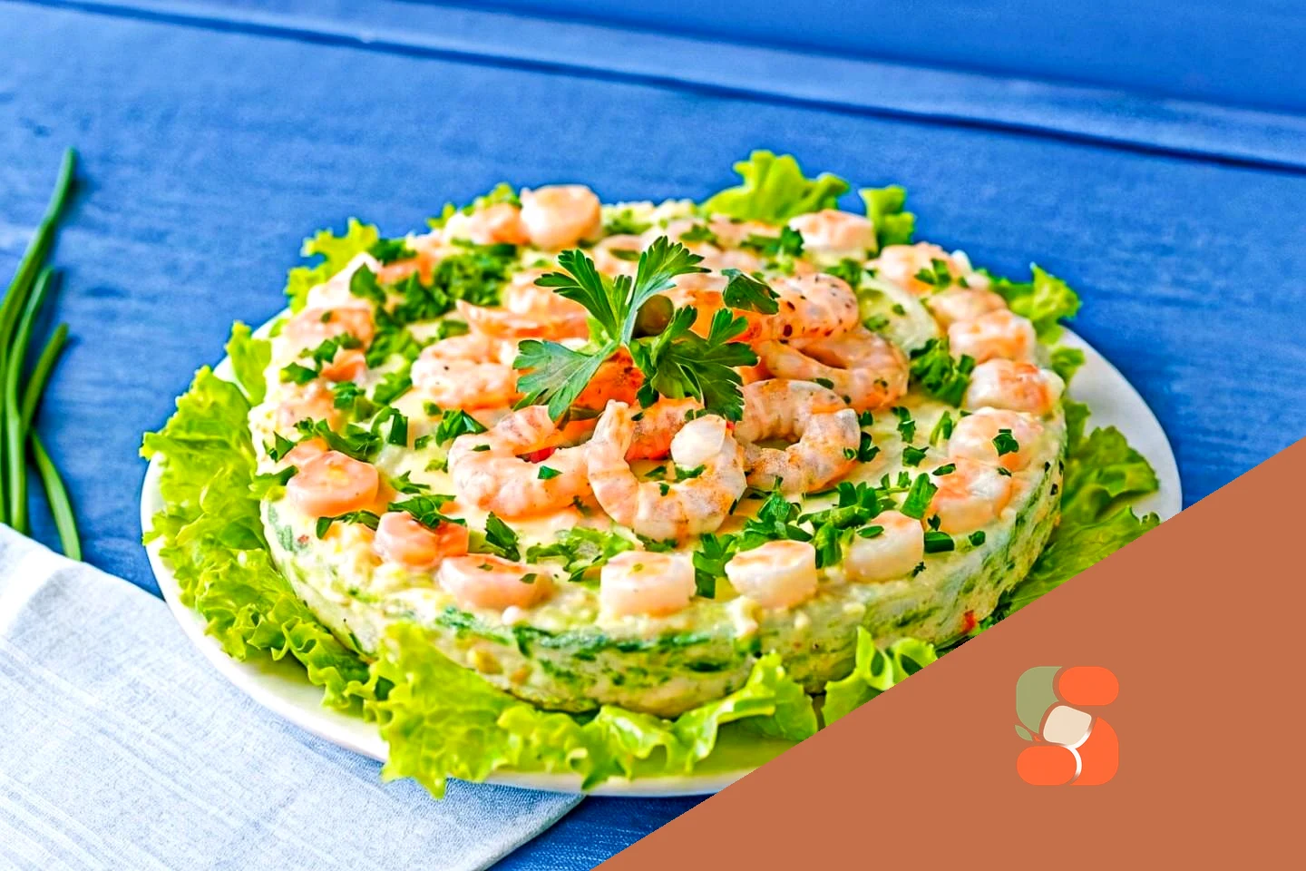 Салат с красной рыбой и креветками слоями