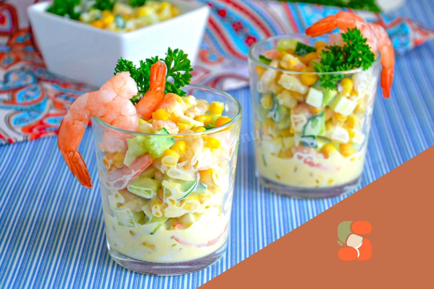 Салат с креветками и кукурузой
