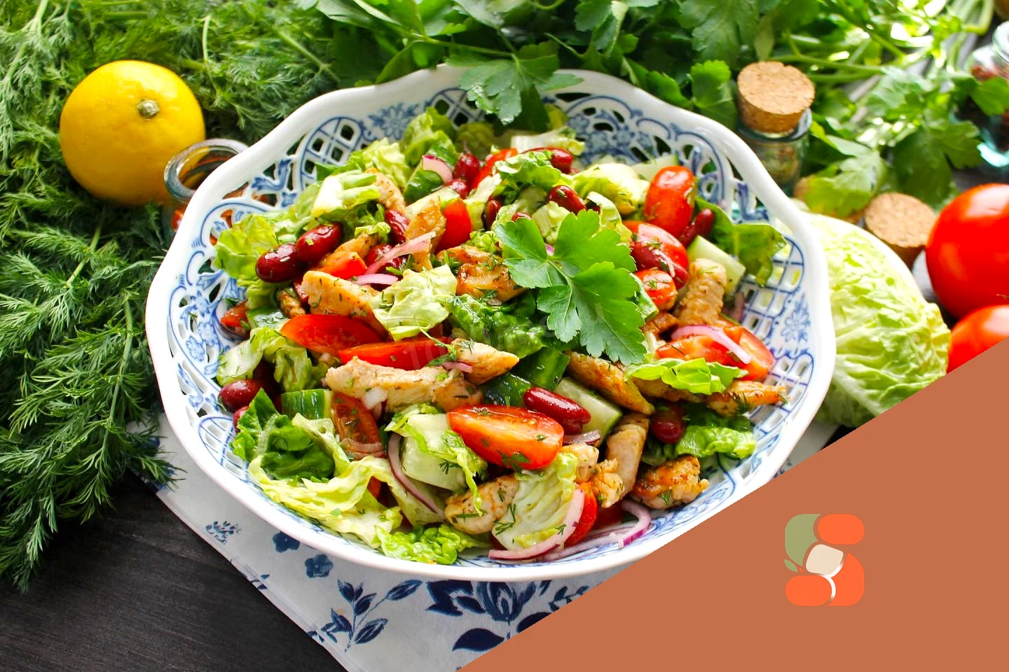 Салат з курячою грудкою та консервованою квасолею