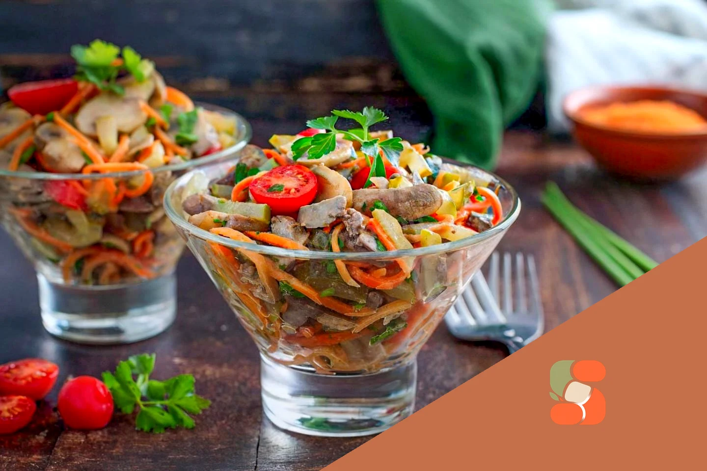 Салат с куриной печенью солеными огурцами и морковью