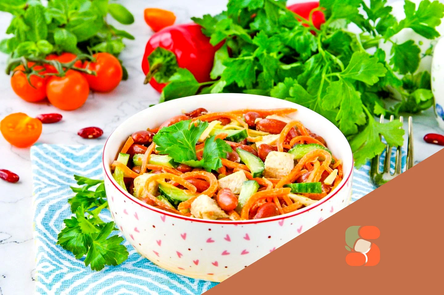 Салат з куркою квасолею та корейською морквою