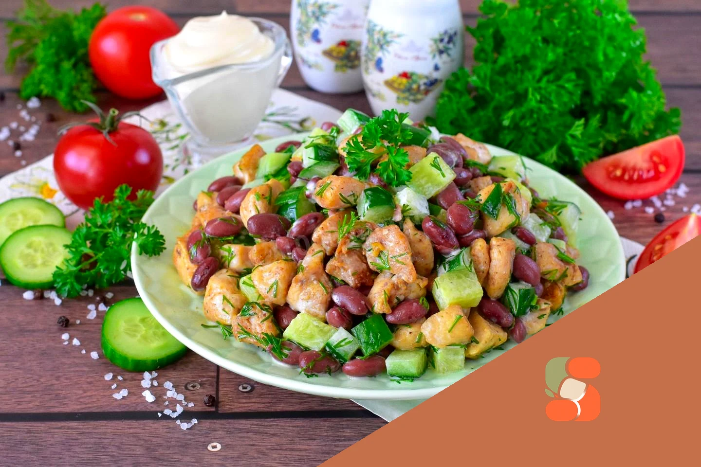Салат з куркою квасолею та огірками
