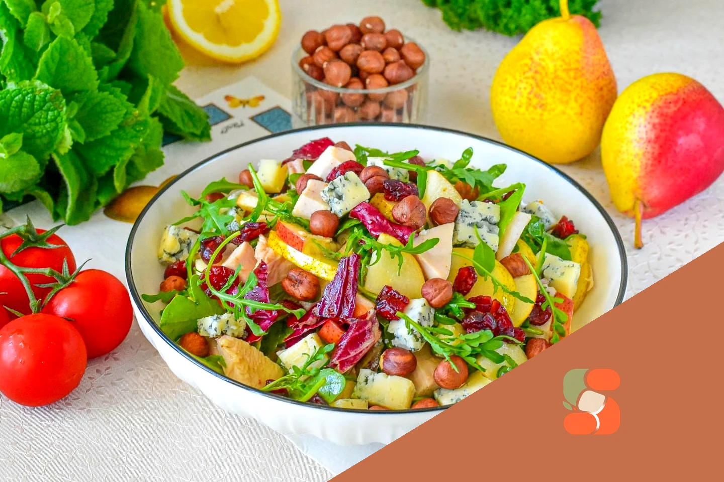 Салат з куркою та грушею