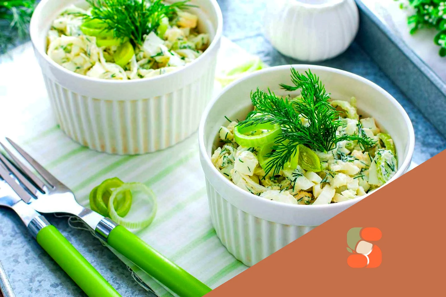 Салат з цибулею пореєм та сметаною