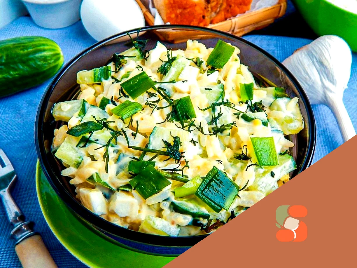 Салат з рисом, огірком та яйцем