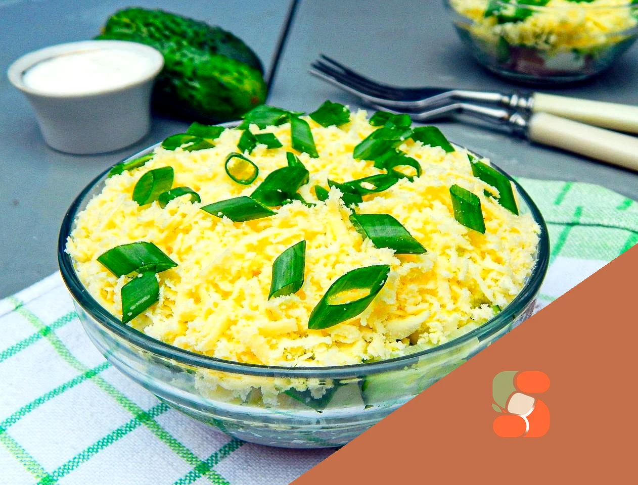Салат с вареной колбасой, сыром и огурцом