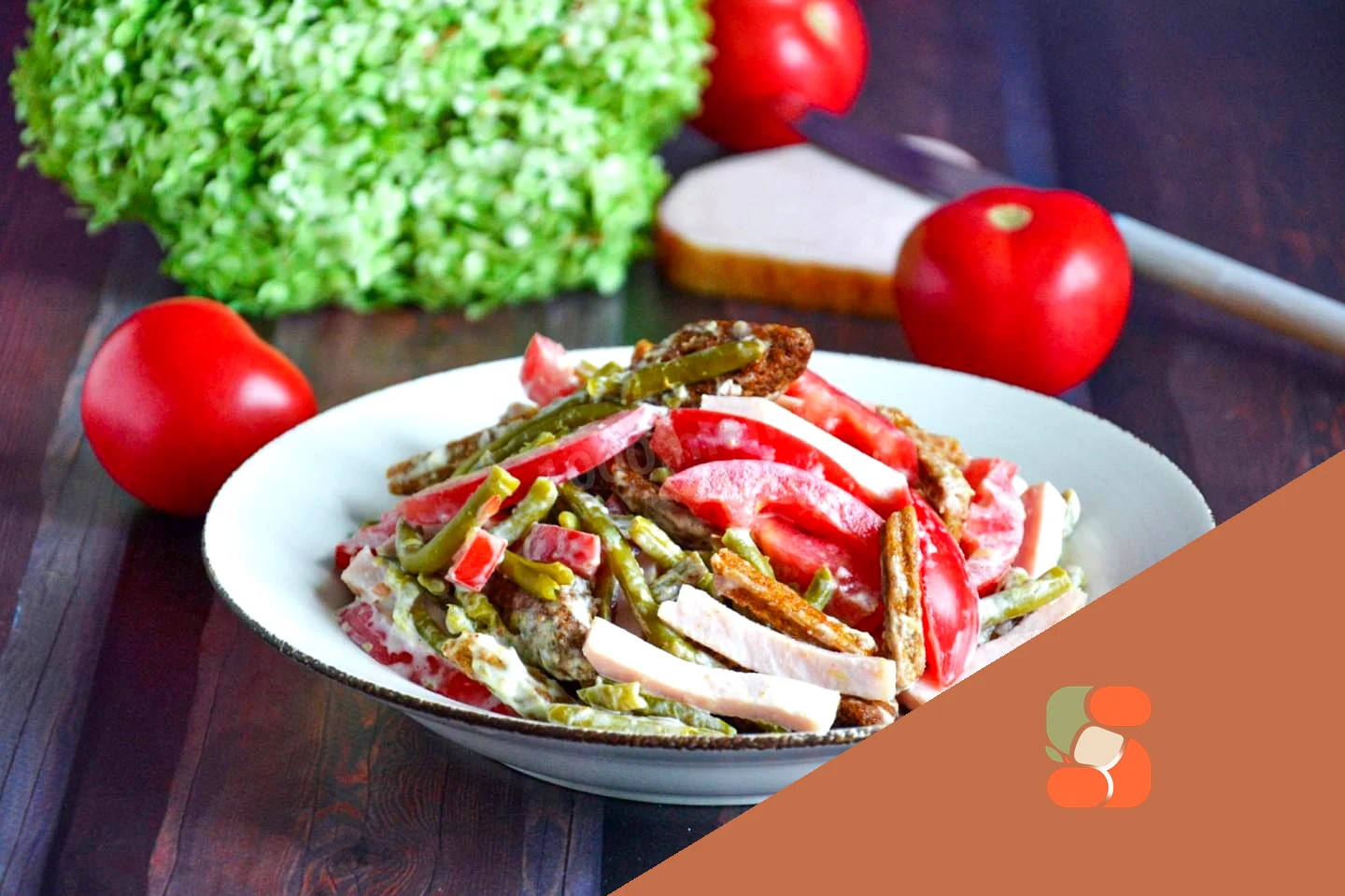 Салат з шинкою, помідорами, сухариками та квасолею