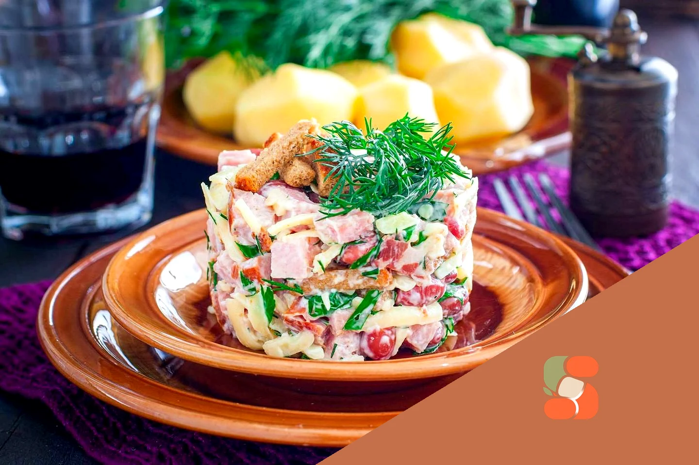 Салат з шинкою та квасолею, сиром та сухариками