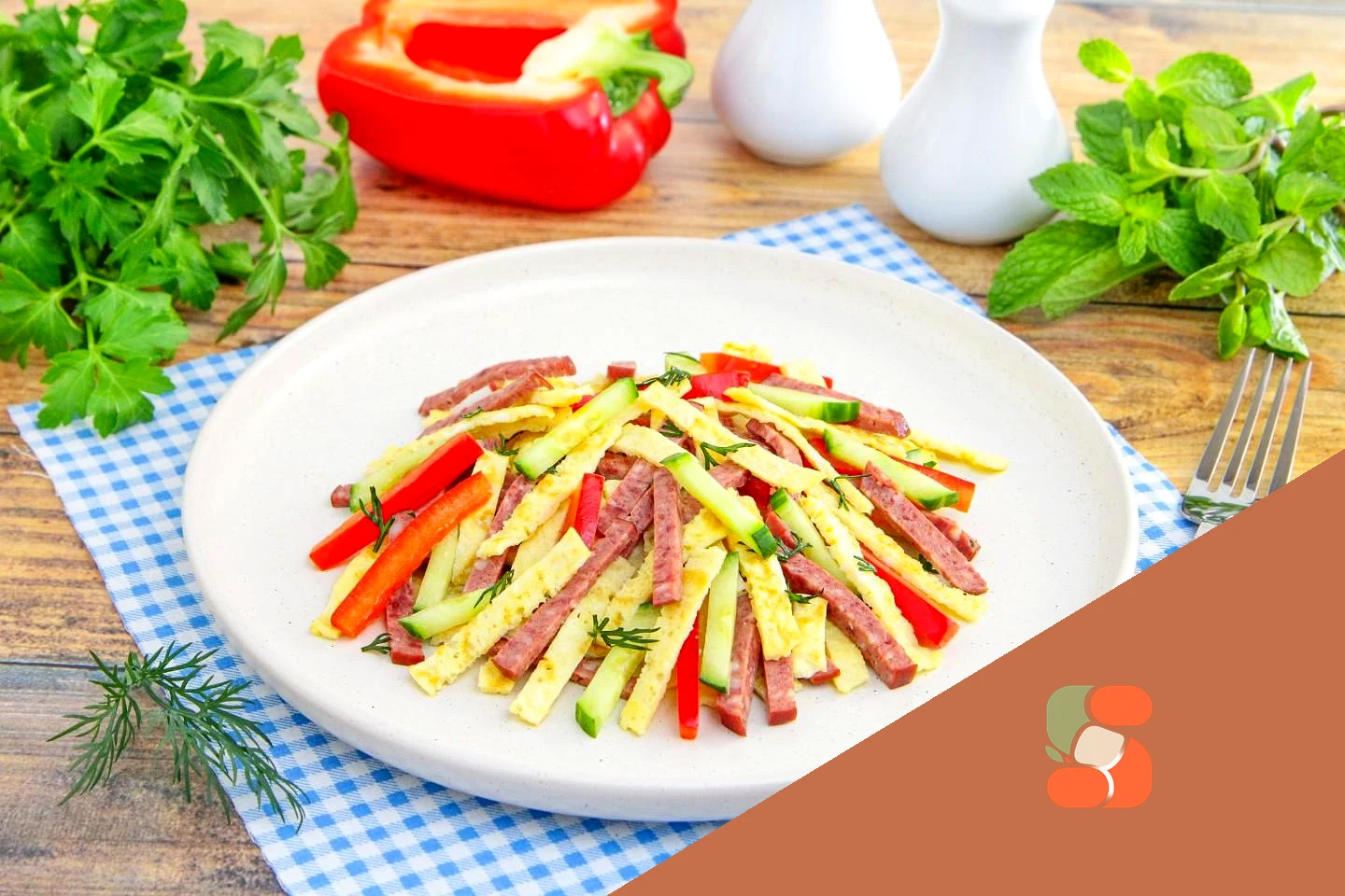 Салат с яичными блинчиками и копченой колбасой